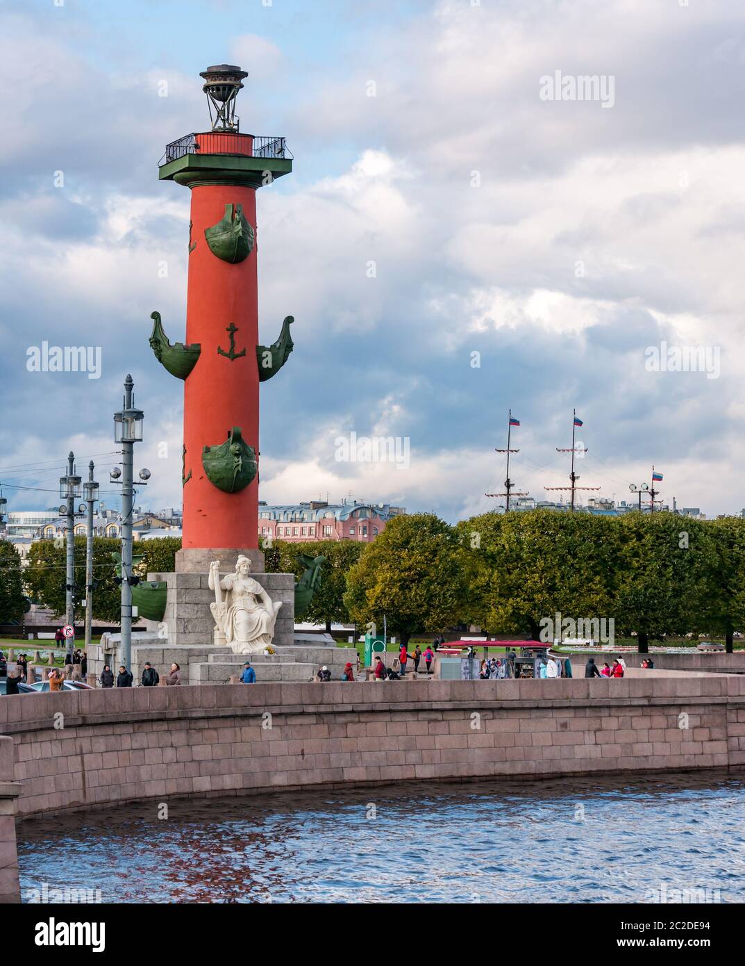 Colonne de rostrale géante ou de victoire sur le Spit, île de Vasilyevsky, Saint-Pétersbourg, Russie Banque D'Images