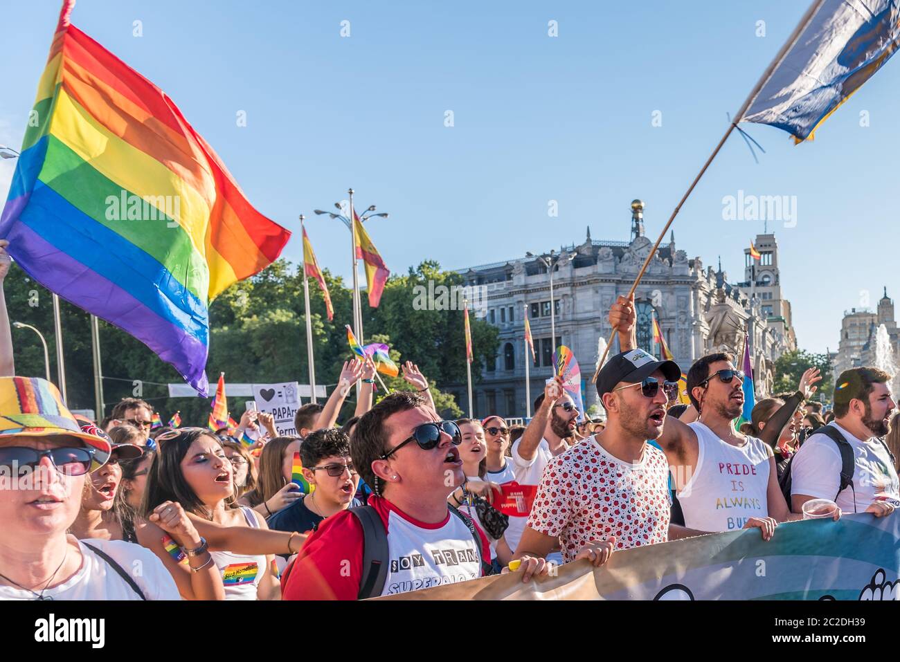 Madrid, Espagne - 06 juillet 2019 : à Madrid, fête de la fierté gay. Groupe de personnes debout devant une foule Banque D'Images
