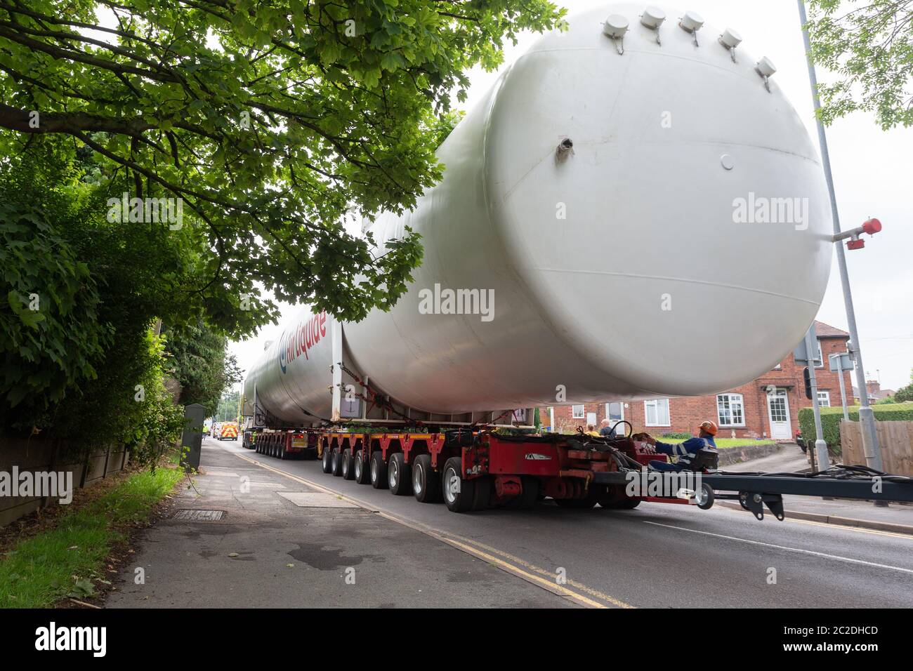 Rugeley, Staffordshire, Royaume-Uni. Un réservoir d'oxygène médical de 140 pieds fait son voyage de cinq jours le long des routes du Staffordshire et des midlands. Il s'agit d'une opération majeure impliquant la police, les coupe-arbres et les ingénieurs BT pour s'assurer qu'elle s'adapte sous les câbles aériens. Le conteneur mesure 40 m de long, 6,5 m de large et est transporté sur plusieurs véhicules avec un total de 128 roues. La charge a commencé son voyage de Cheshire lundi et atteindra sa destination à Warks vendredi. Crédit : Peter Lophan/Alay Live News Banque D'Images