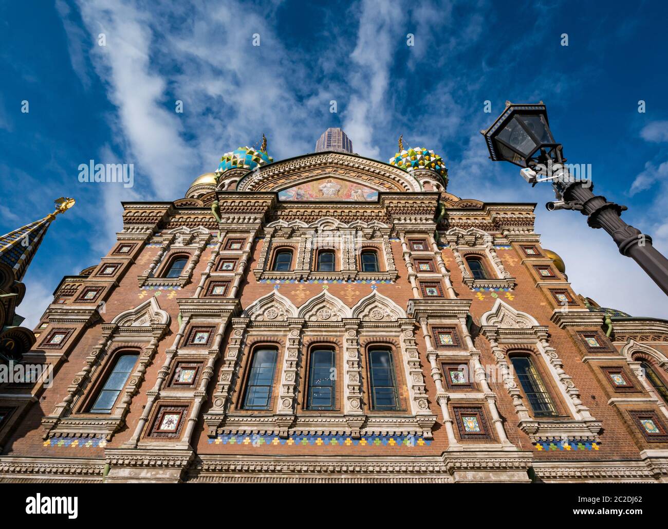 Église du Sauveur sur une façade de sang renversé au ciel bleu, Saint-Pétersbourg, Russie Banque D'Images