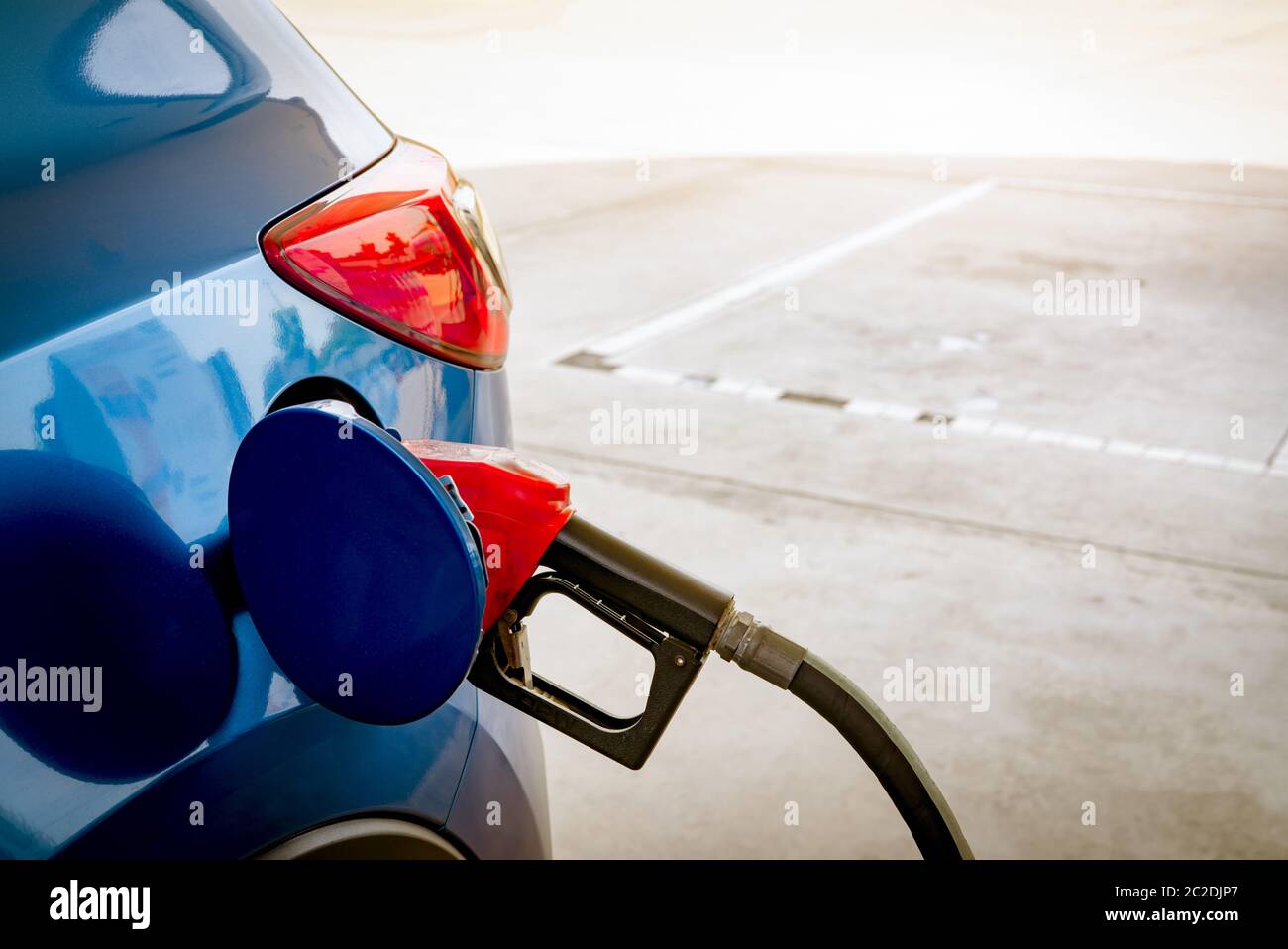 Voiture en carburant aux stations d'essence. Faire le plein de remplir avec de l'essence de l'essence. Buse de remplissage du réservoir de carburant de la pompe à essence dans le réservoir de carburant de voiture à la station d'essence. Une industrie de l'essence Banque D'Images