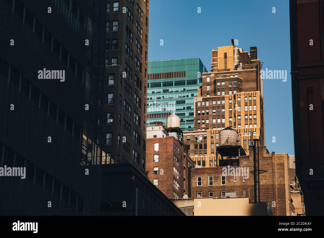 New York / USA - 13 juil 2018 : Skyscraper et ancien bâtiment de la rue à midtown Manhattan Banque D'Images
