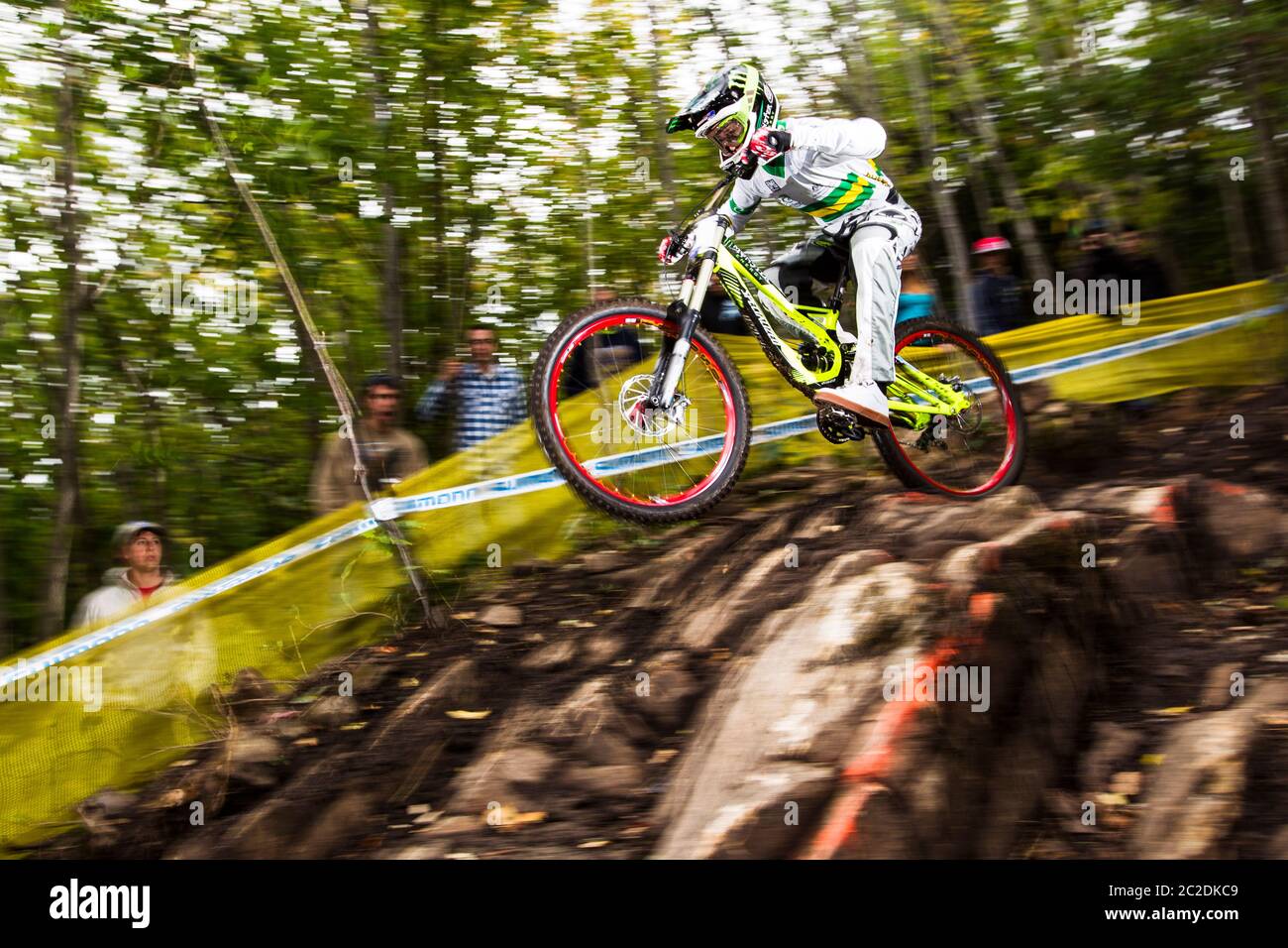 MONT-ST-ANNE, CANADA - 5 SEPTEMBRE 2010. Troy Brosnan (AUS) pour l'équipe spécialisée aux Championnats du monde de descente de vélo de montagne UCI. Banque D'Images