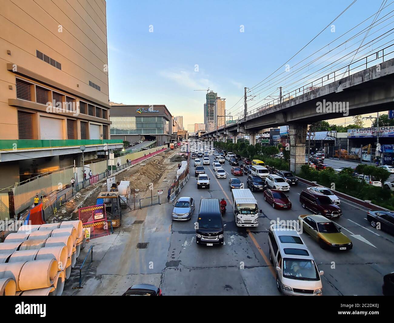 Quezon City, Philippines. 16 juin 2020. Des centaines de navetteurs de Quezon City sont en longue file d'attente à bord d'un bus pendant les heures de pointe en fin d'après-midi du 16 juin et on n'a pas observé de distanciation sociale. (Photo de Sherbien Dacalanio/Pacific Press/Sipa USA) crédit: SIPA USA/Alay Live News Banque D'Images