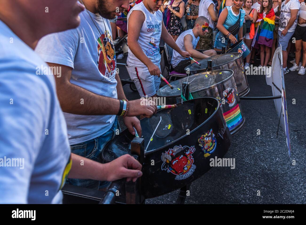 Madrid, Espagne - 06 juillet 2019 : à Madrid, fête de la fierté gay. Un groupe de personnes qui drumming Banque D'Images