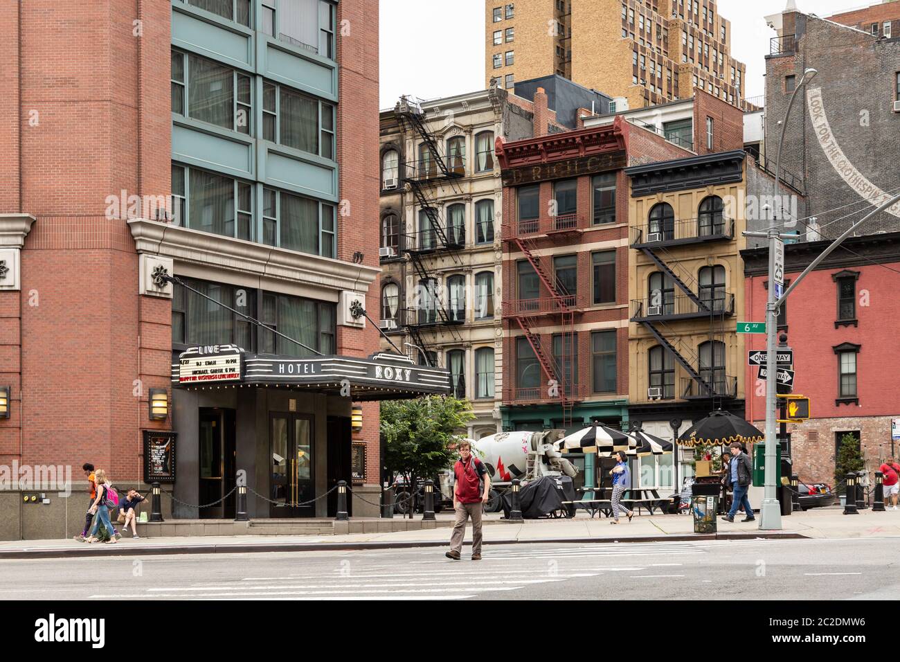 New York / USA - 27 juin 2018 : les rues de TriBeCa, et bâtiments façade, magasin, restaurant et café et des appartements à Manhattan Banque D'Images