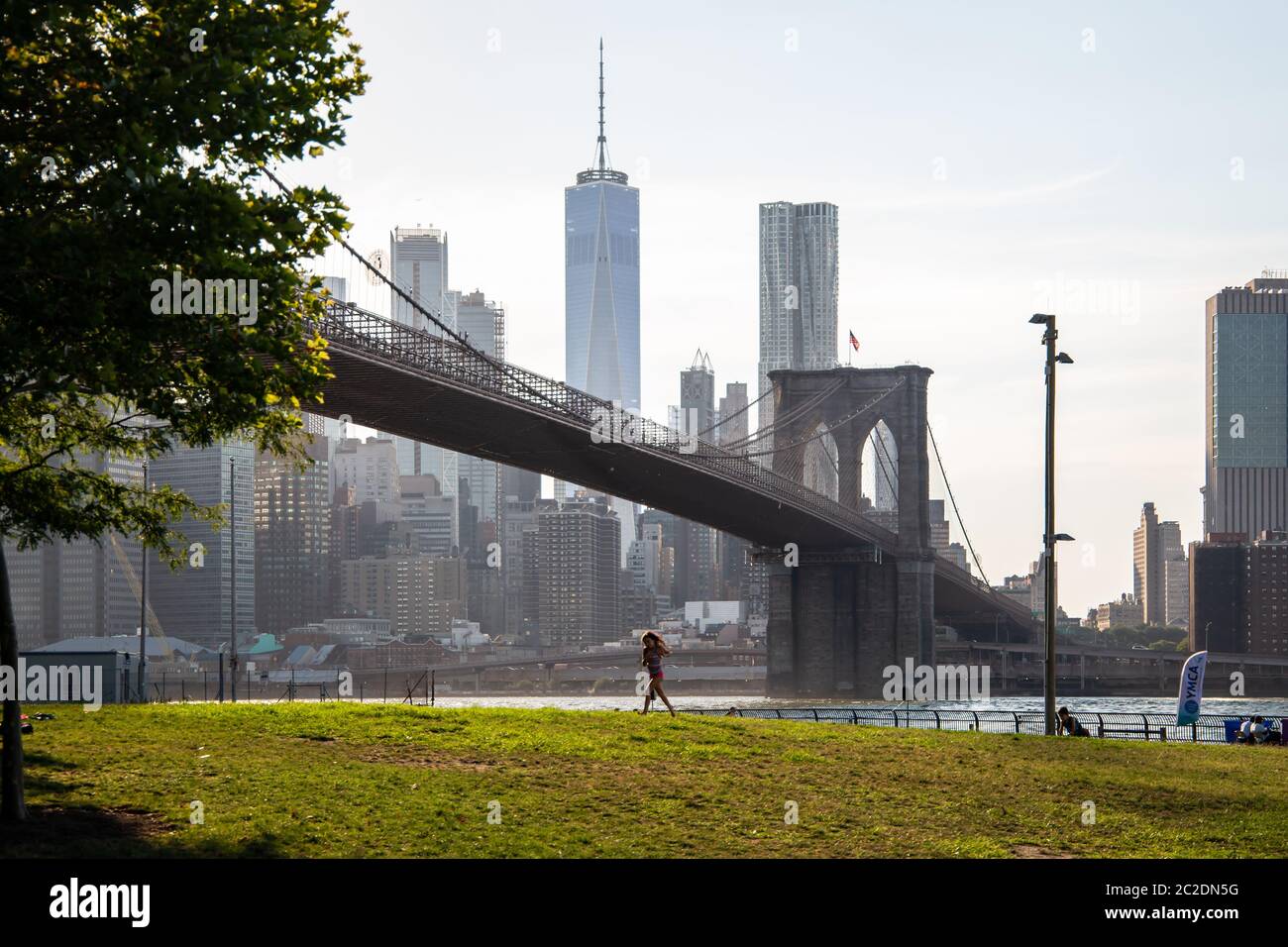 New York, ville / USA - 10 juil 2018 : Kid running on grass in Brooklyn Bridge Park dans l'après-midi d'été Banque D'Images