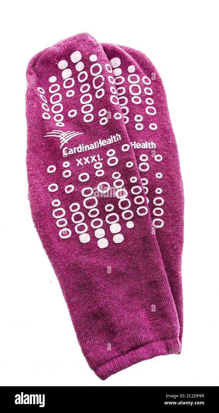 Winneconne, WI - 29 mai 2020 : une paire de chaussettes de Cardinal Health Medical sur un fond isolé Banque D'Images