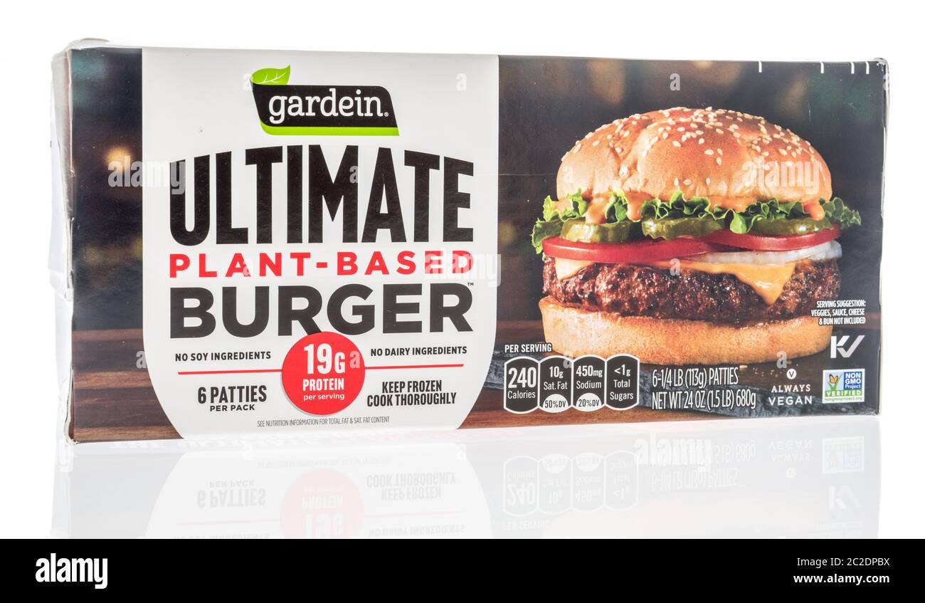 Winneconne, WI - 12 juin 2020: Un paquet jardin plante ultime à base de Burger sur un fond isolé Banque D'Images