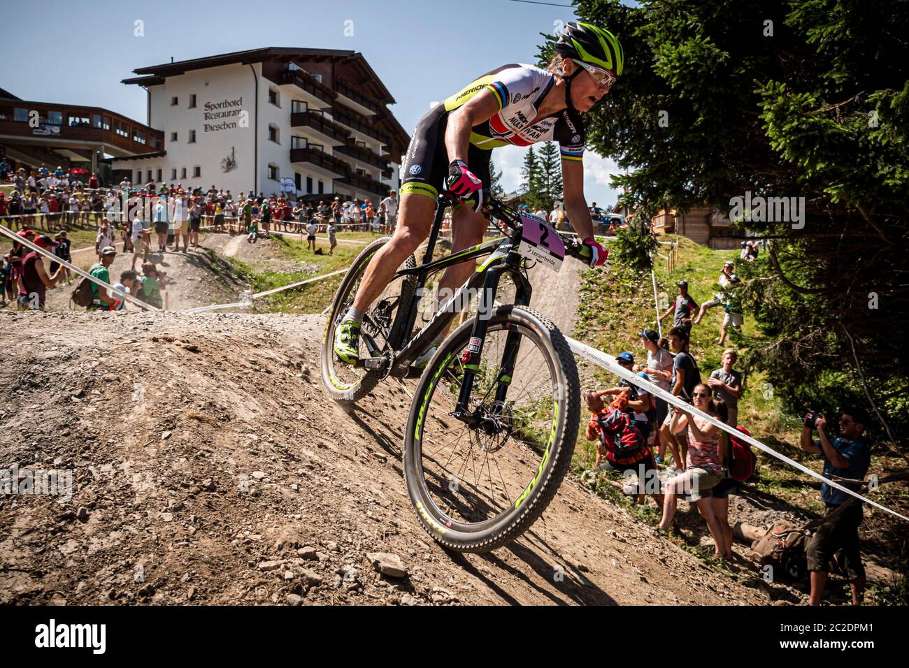 LENZERHEIDE, SUISSE - 5 JUILLET 2015. Gunn-Rita Dahle Flesjaa (NOR) en course pour Team Merida à la coupe du monde de ski de cross-country UCI Banque D'Images