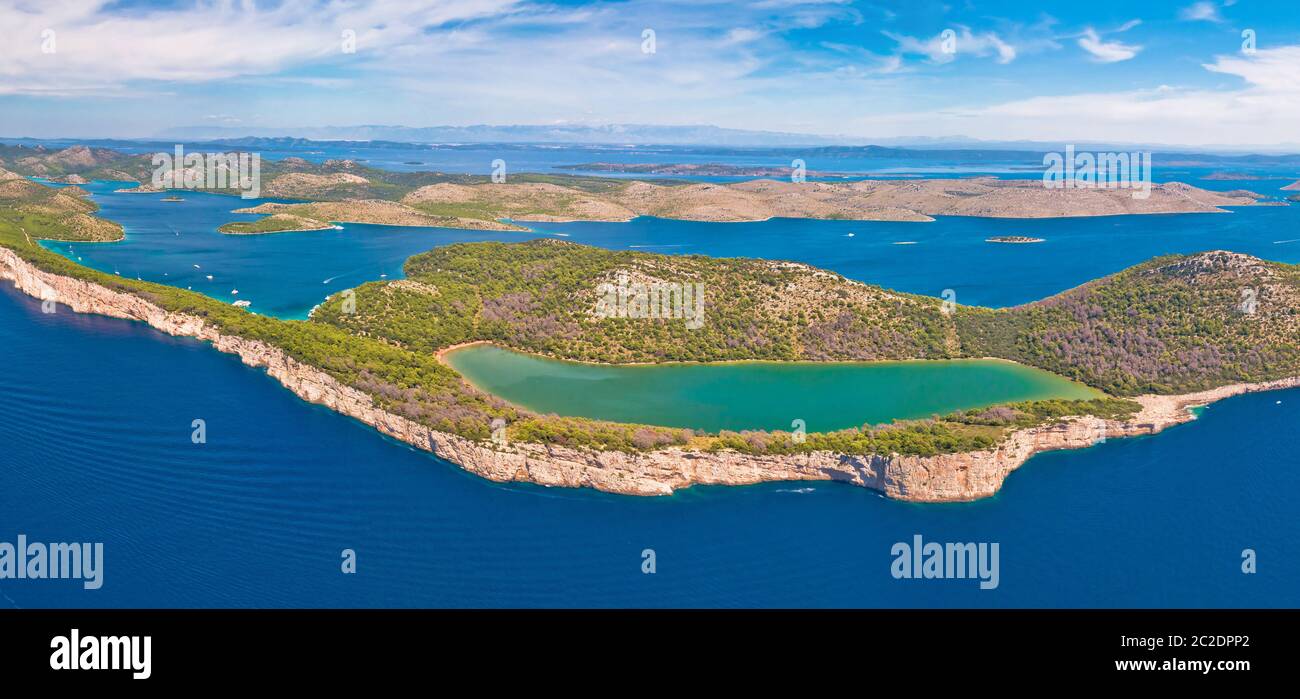 Telascica nature park et green lake Mir sur l'île de Dugi Otok vue panoramique aérienne, l'archipel des Kornati Parc national de la Croatie Banque D'Images
