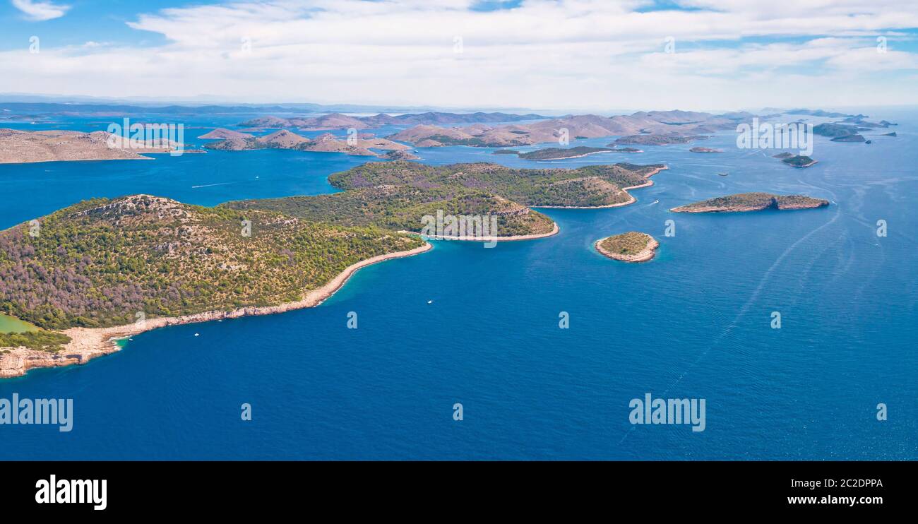 Telascica nature park et green lake Mir sur l'île de Dugi Otok vue panoramique aérienne, l'archipel des Kornati Parc national de la Croatie Banque D'Images