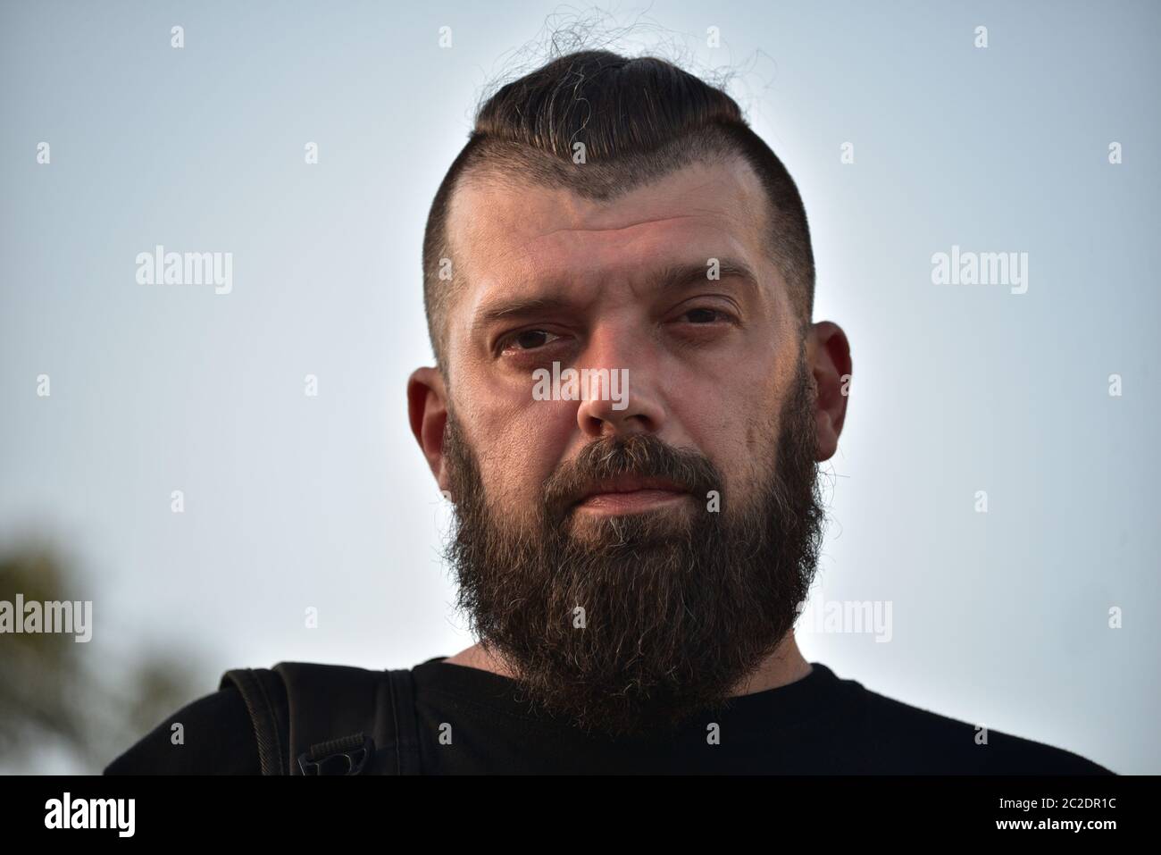 Homme Avec Une Barbe Au Coucher Du Soleil. Grand Portrait Facial D'un Homme  Barbu De 40 Ans. Portrait Photo Stock - Alamy