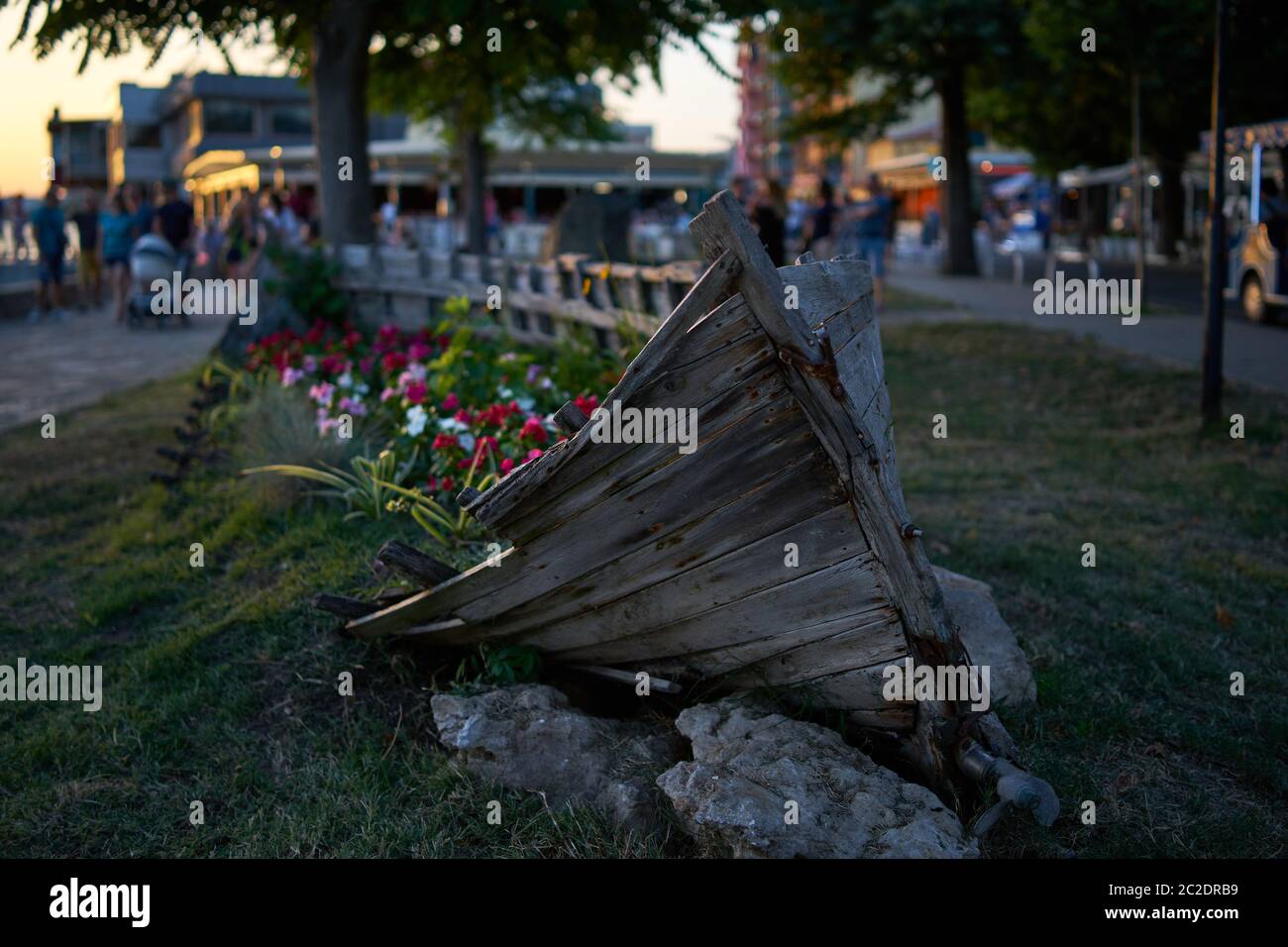 Vieux bateau en bois comme décoration (parterre de fleurs) dans les rues de la ville balnéaire. Pomorie. La Bulgarie. L'accent en premier plan. Banque D'Images