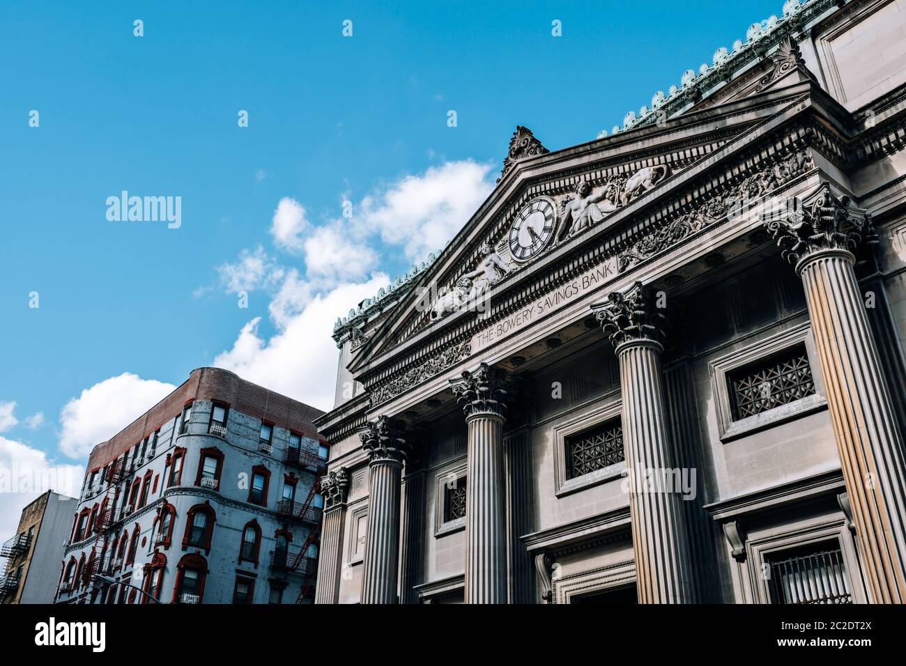 Les bâtiments de la Bowery Savings Bank sont situés dans le quartier chinois de Lower Manhattan Banque D'Images