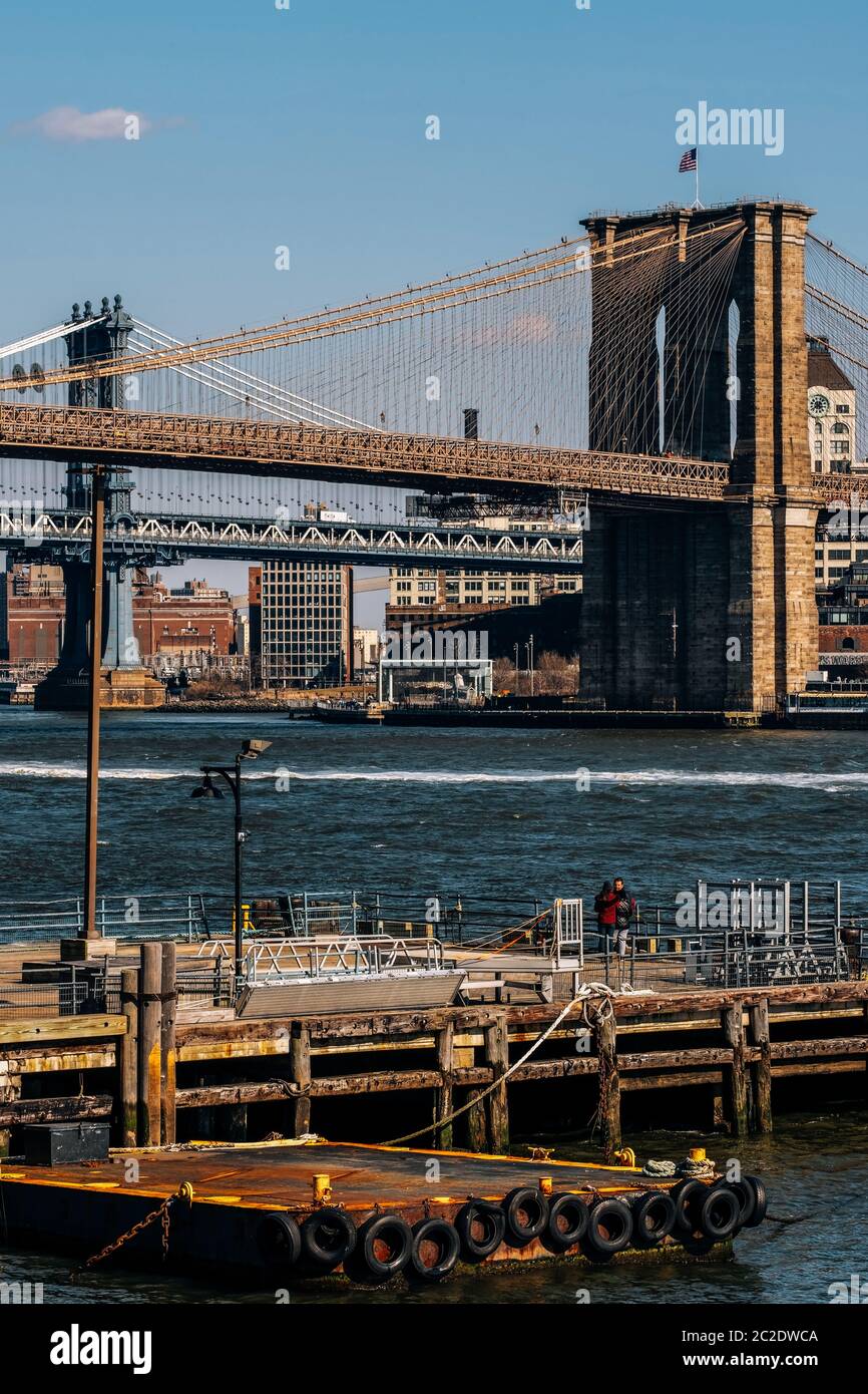 Vue sur le pont de Brooklyn et le pont de Manhattan depuis le côté est de la rivière dans Lower Manhattan New York City Banque D'Images