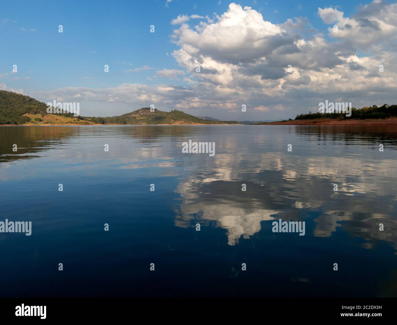 Barrage Jaguari vu de l'eau - canoë Banque D'Images
