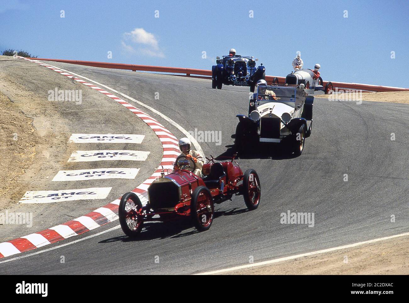 Voitures de course vintage aux courses automobiles historiques de Monterey en 1987 Laguna Seca California. Banque D'Images