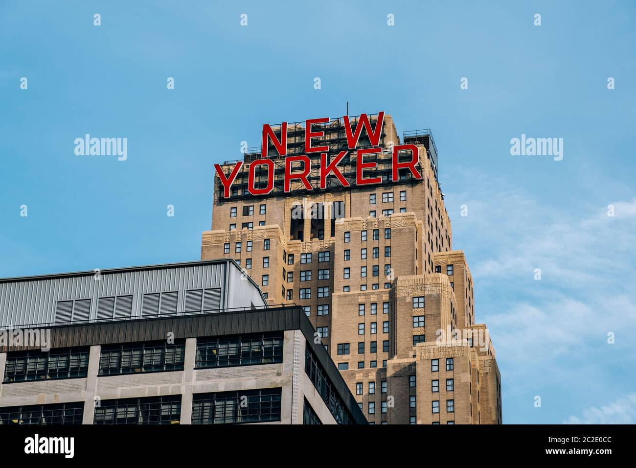 Vue rapprochée du panneau New Yorker sur le sommet du Wyndham New Yorker Hotel dans le centre-ville de New York Banque D'Images