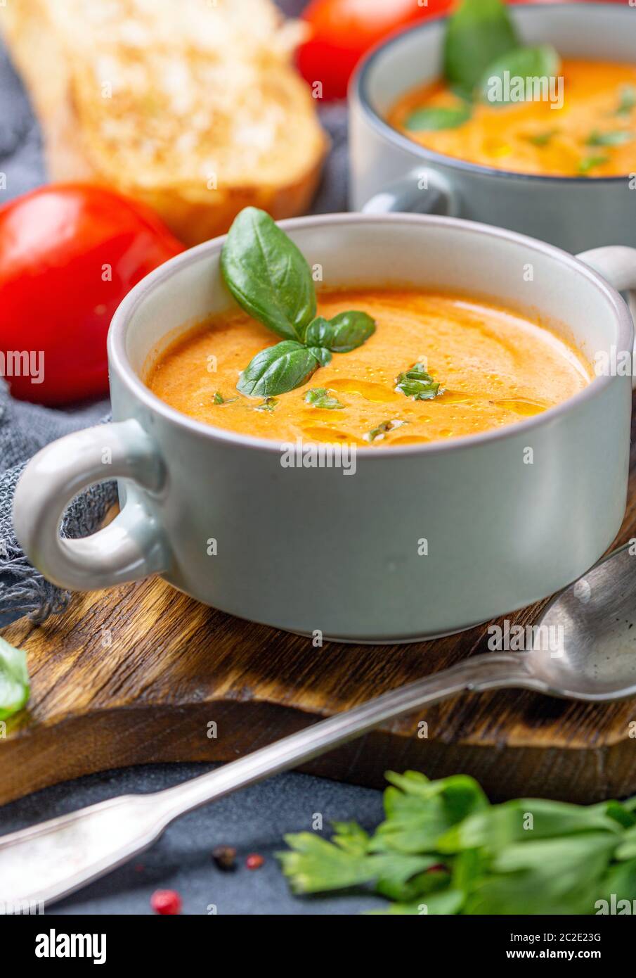 Délicieuse soupe de tomates aux épices et aux herbes. Banque D'Images