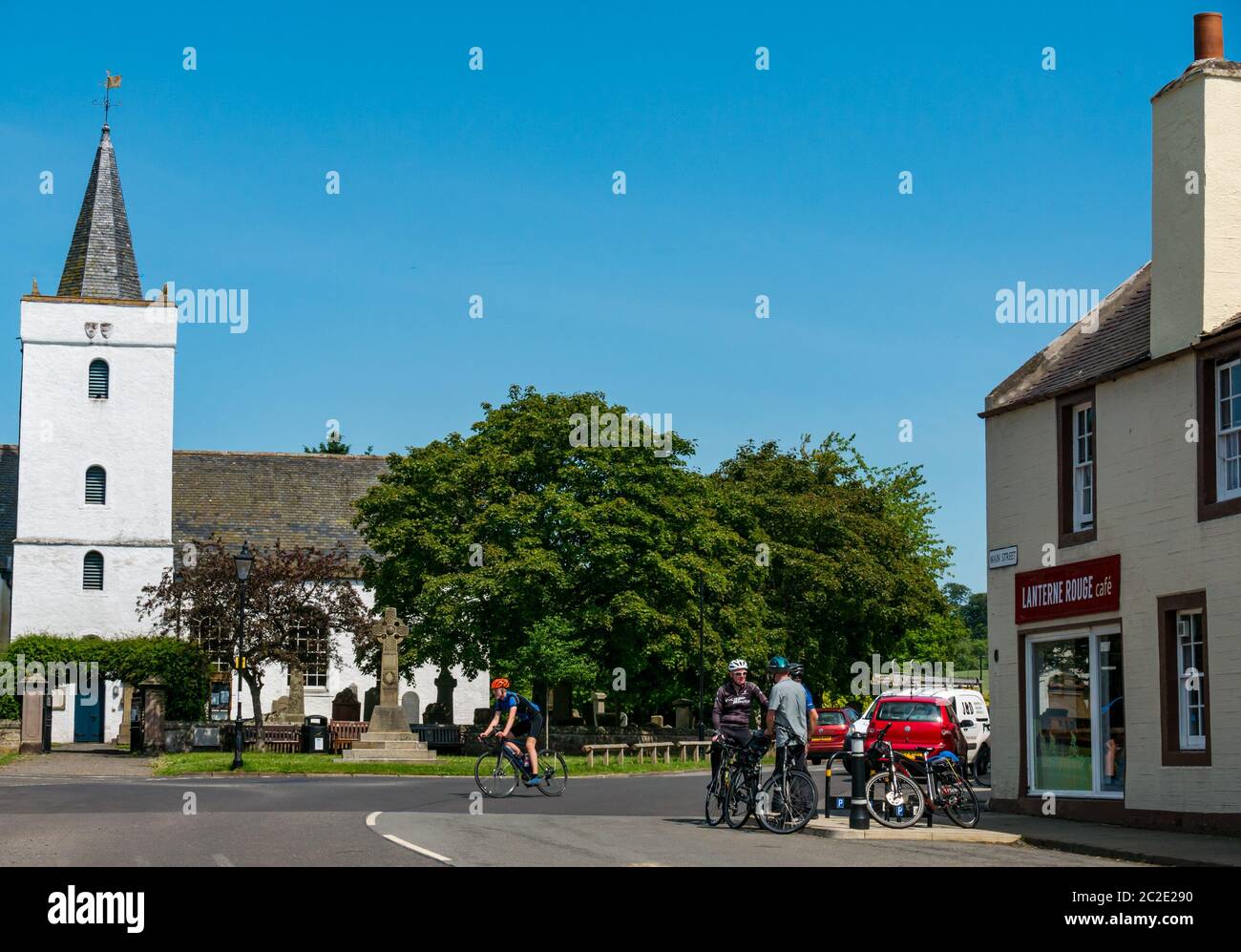 Gifford, East Lothian, Écosse, Royaume-Uni, 17 juin 2020. Météo britannique : le soleil revient enfin au comté. Les cyclistes s'arrêtent pour se reposer au célèbre café Lanterne Rouge, qui reste fermé pendant la pandémie Covid-19 avec vue sur l'église paroissiale de yester Banque D'Images