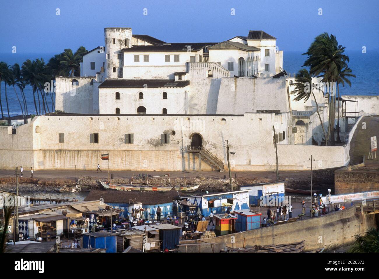 Ghana : fort Elmina, sur la Côte d'Or, a été construit par les Portugais en 1471 et a été le centre de la traite des esclaves. De là, la plupart des esclaves ont été expédiés en Amérique et dans d'autres parties du monde. C'est le plus ancien bâtiment européen des tropiques. --- Ghana: DAS fort Elmina wurde im Jahre 1471 von den Portugiesen erbaut und war die Zentrale des Sklavenhandels. Von Wüber aus wurden die meisten Sklaven nach Amerika und anderen Teilen der Welt verschifft. Es ist das aelteste europaeische Bauwerk in den Tropen. Banque D'Images