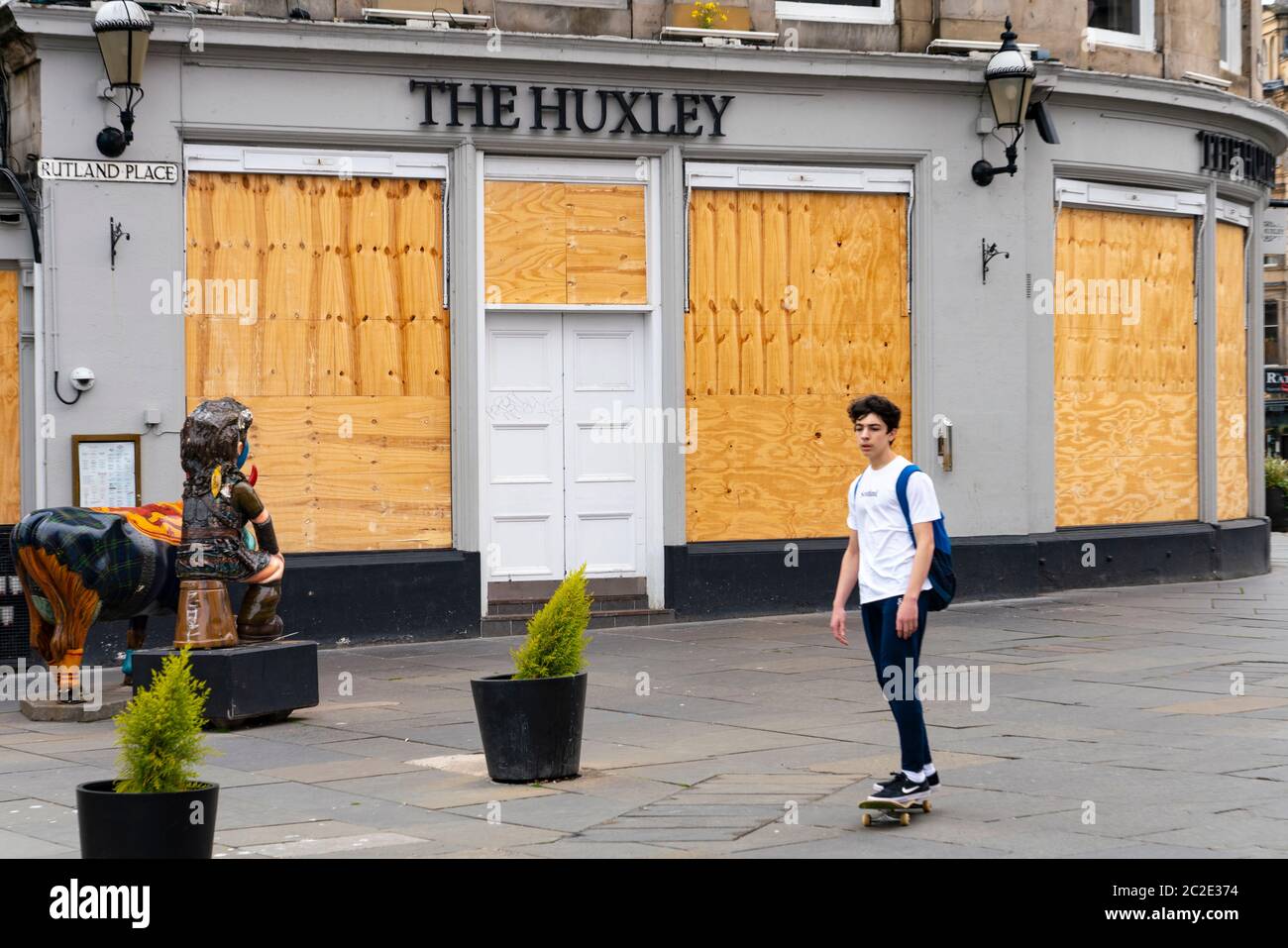 Edimbourg, Ecosse, Royaume-Uni. 17 juin 2020. Vue depuis le centre-ville d'Édimbourg avant de s'attendre à la détente du covid-19 LockDown par le gouvernement écossais. Sur la photo, le bar et restaurant Huxley reste fermé et embarqué. Iain Masterton/Alay Live News Banque D'Images