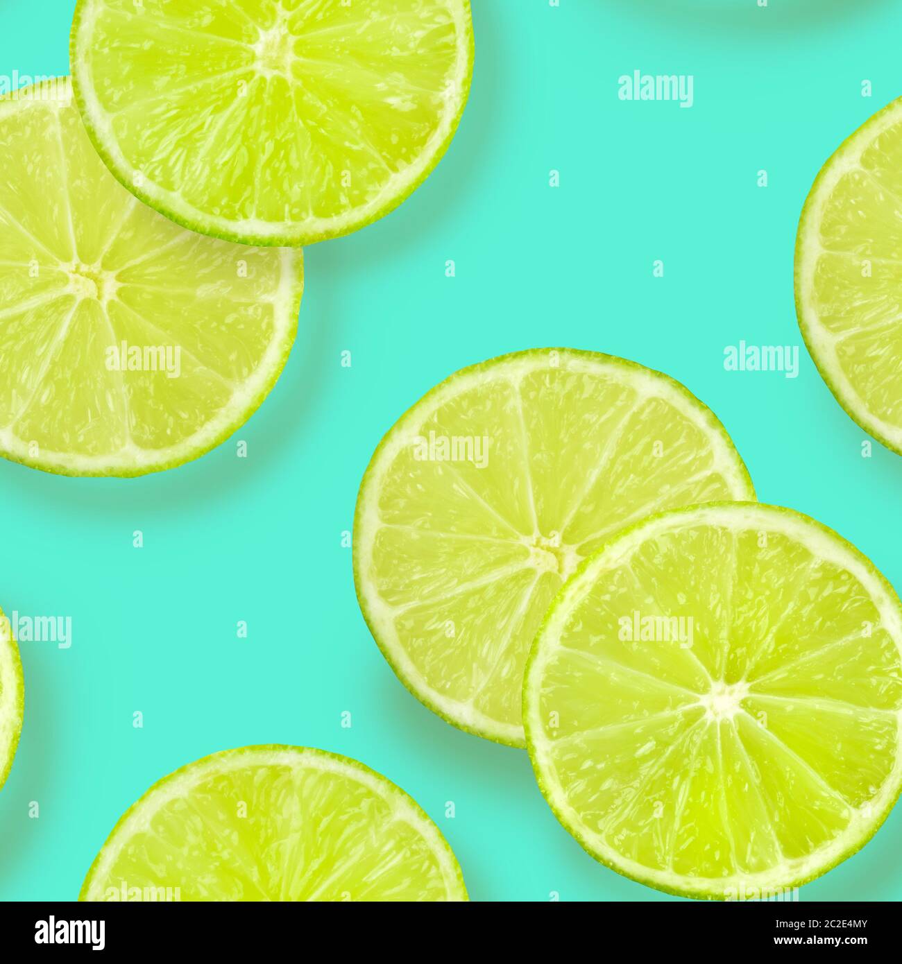 Un modèle uniforme de tranches de lime sur un fond bleu sarcelle dynamique, une impression de répétition d'agrumes fruité Banque D'Images