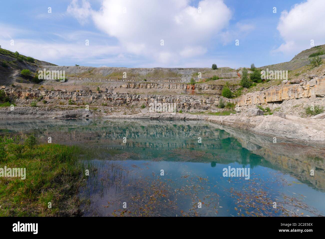 Le Blue Lagoon, connu localement, est situé sur l'ancienne Armitage Brick Works à Swillington. Banque D'Images