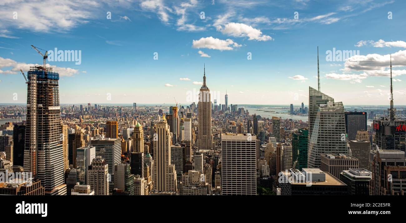 Vue sur le centre-ville de New York depuis le Rockefeller Center situé sur le toit Banque D'Images