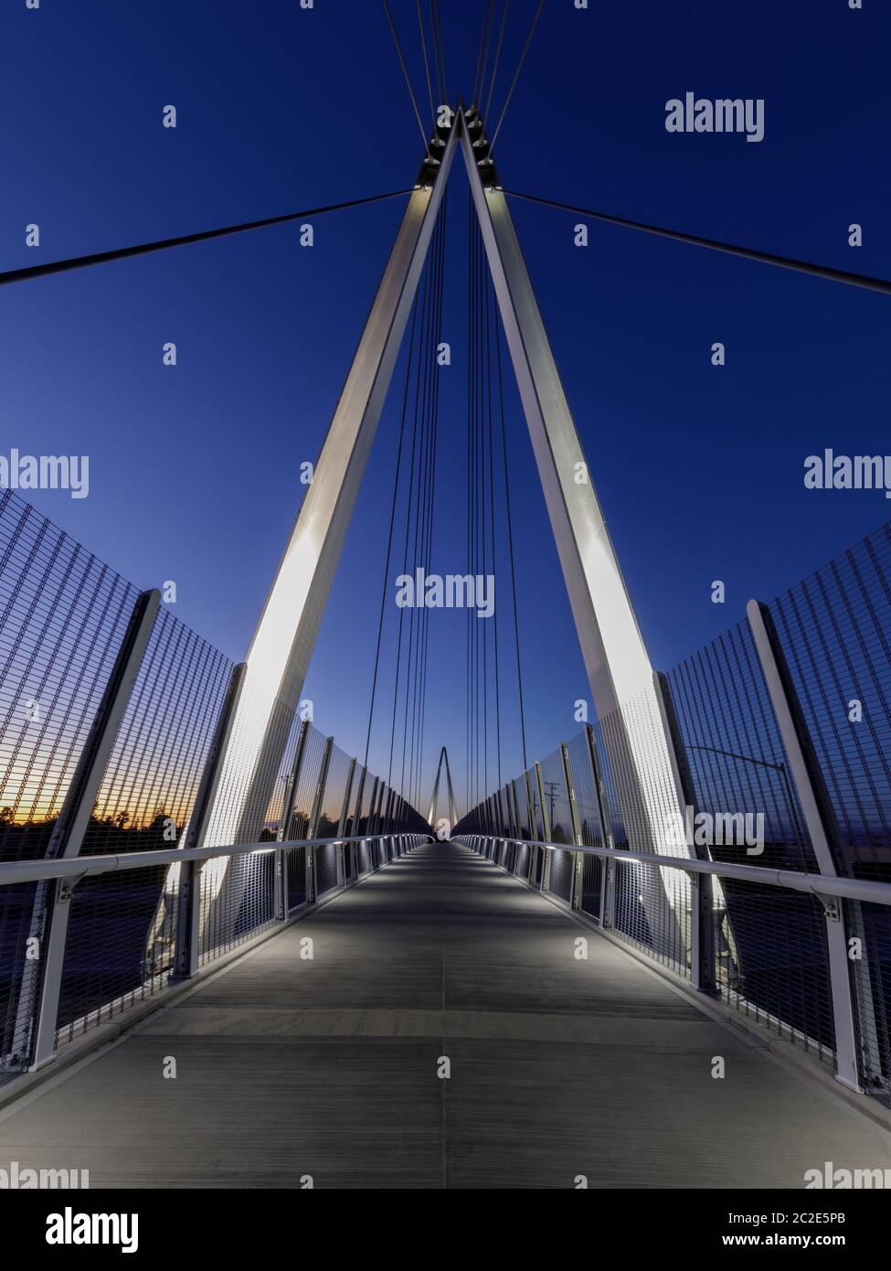 Blue Hour sur la passerelle de vélo Mary Avenue Banque D'Images