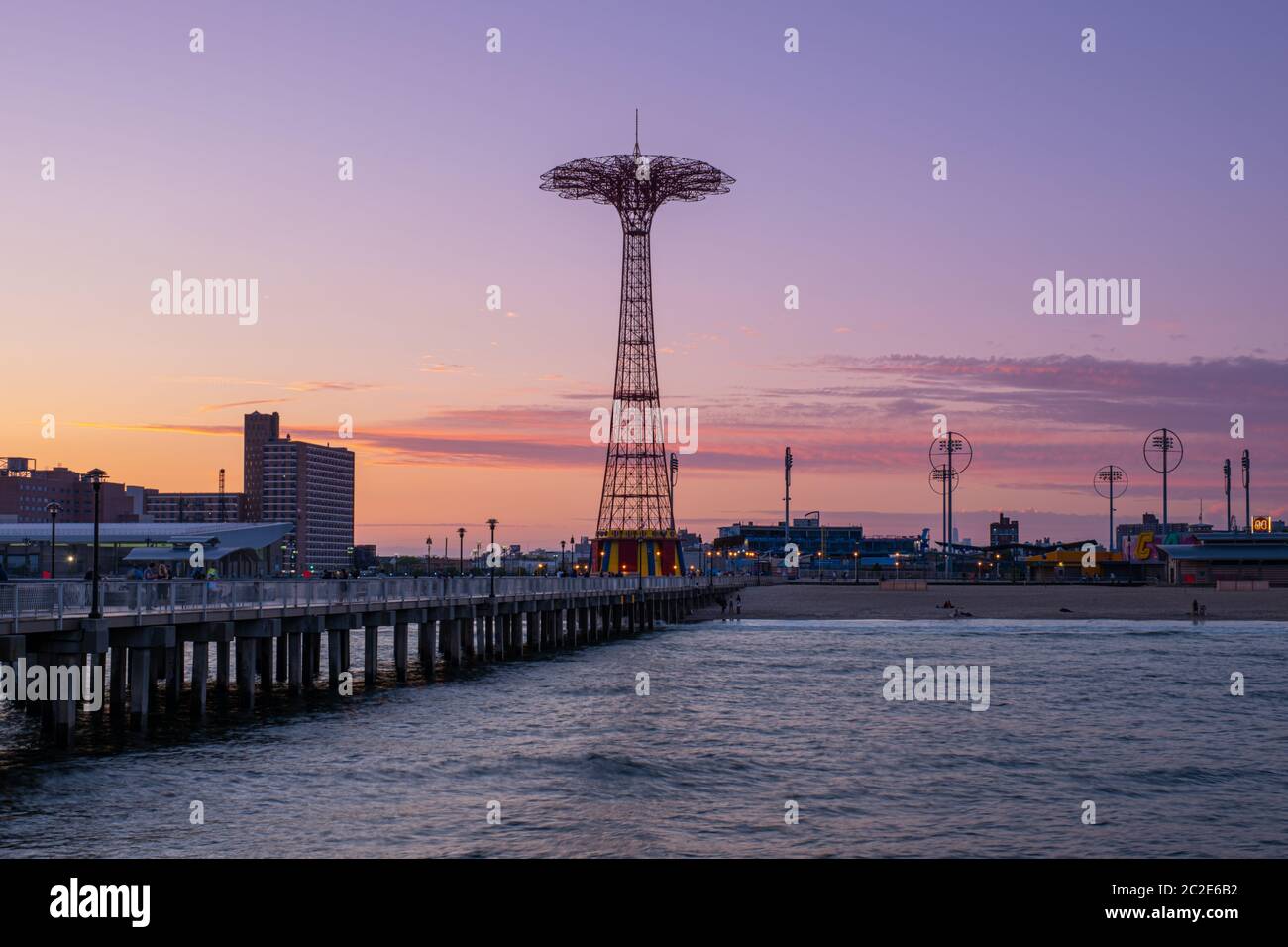 Coucher de soleil sur la plage de Luna Park à Coney Island New York Banque D'Images