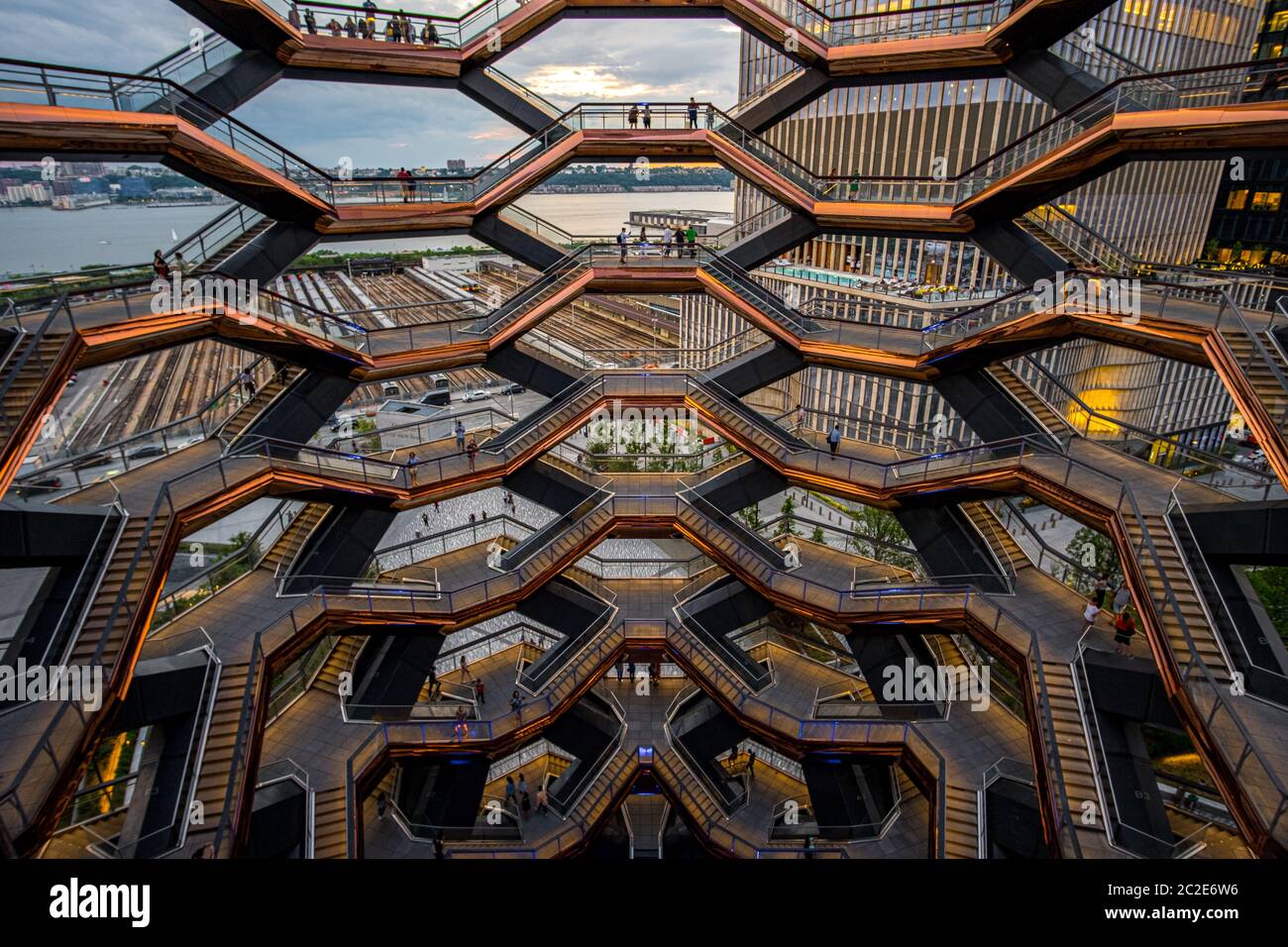 Bâtiment d'architecture moderne l'escalier en colimaçon Vessel est la pièce maîtresse des chantiers d'Hudson à New York Banque D'Images
