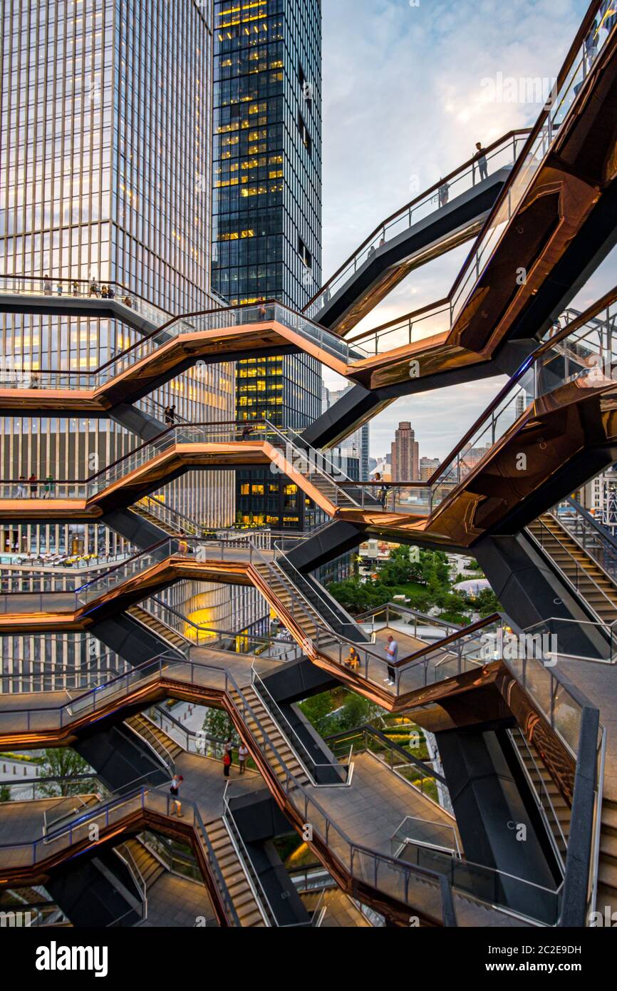 Bâtiment d'architecture moderne l'escalier en colimaçon Vessel est la pièce maîtresse des chantiers d'Hudson à New York Banque D'Images