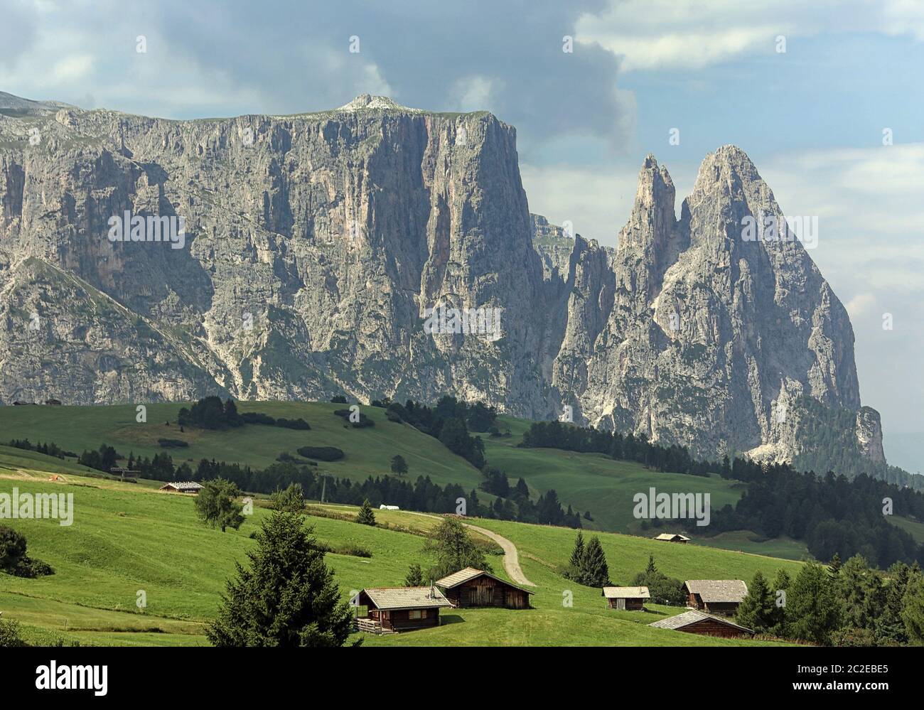 La Schlern avec Santnerspitze et Euringerspitze de l'Alm de Seiser Banque D'Images