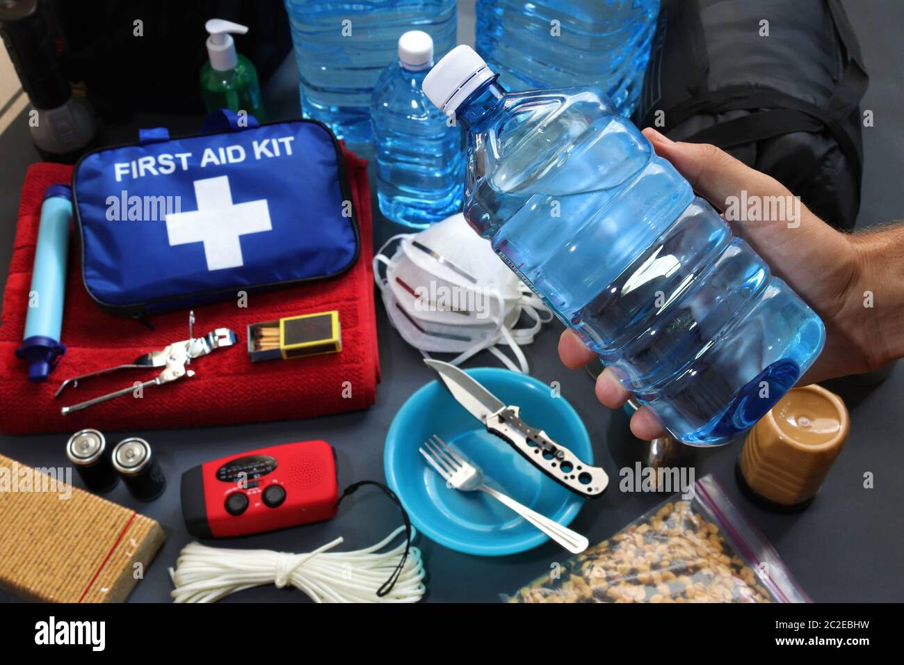 La préparation aux catastrophes comprend la préparation d'une trousse de secours qui peut être contenue dans un sac. Ces articles doivent inclure une trousse de premiers soins, de la nourriture, de l'eau, une lampe de poche. Banque D'Images