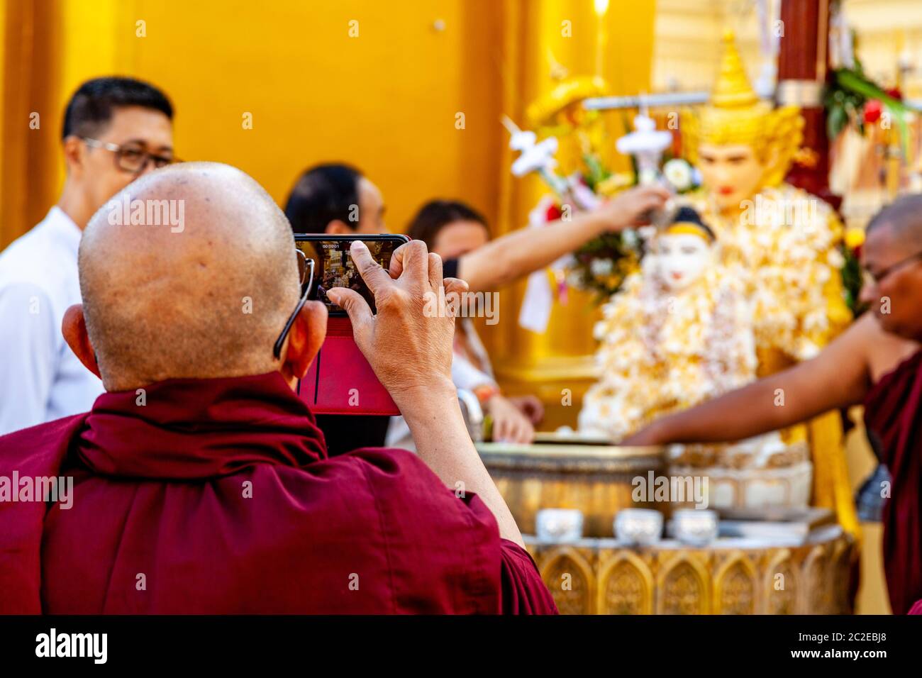 Un moine bouddhiste prendre UNE photo à la Pagode Shwedagon, Yangon, Myanmar. Banque D'Images