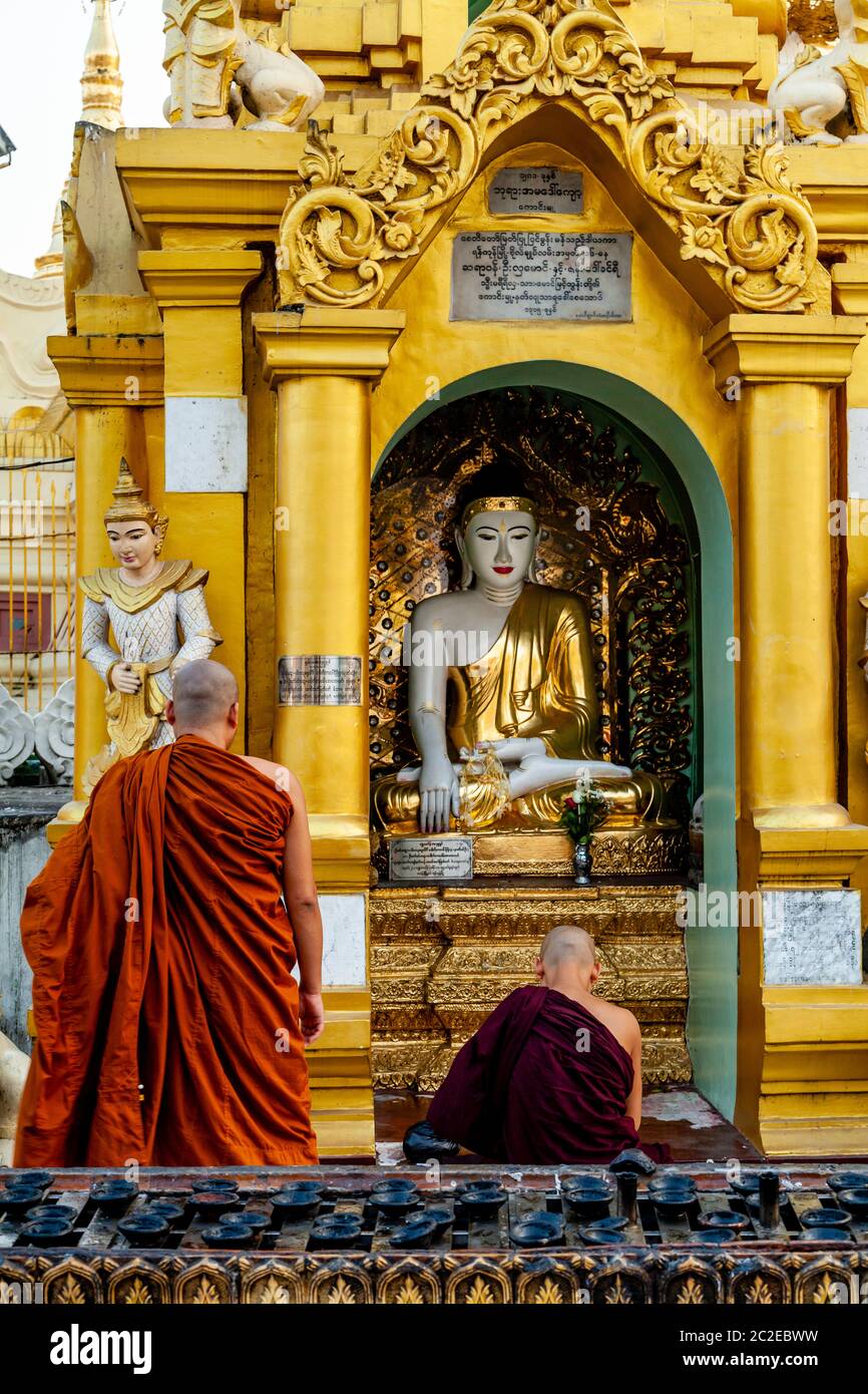 Les Monks bouddhistes priant à la Pagode Shwedagon, Yangon, Myanmar. Banque D'Images