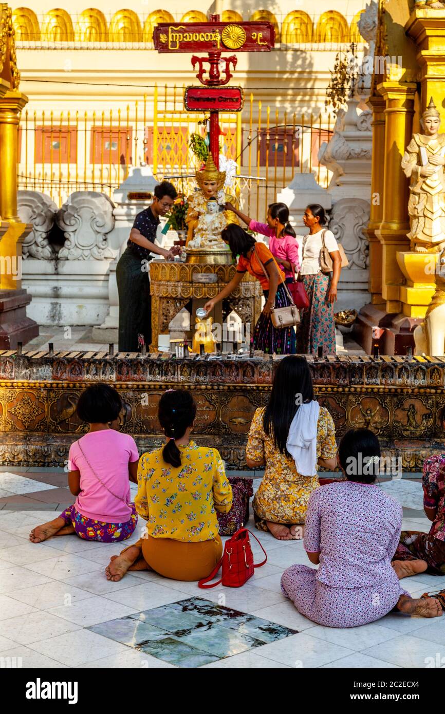 Les jeunes bouddhistes prient à la Pagode Shwedagon, Yangon, Myanmar. Banque D'Images