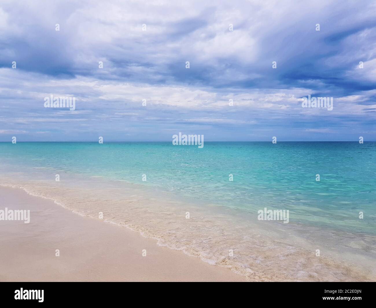 Belle plage calme avec eau turquoise. Belle plage cubaine dans les Caraïbes, à Cayo Santa Maria. Banque D'Images