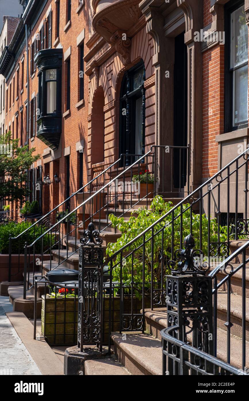 Scène de rue et immeubles d'appartements de Brooklyn Heights en été ensoleillé jour Banque D'Images
