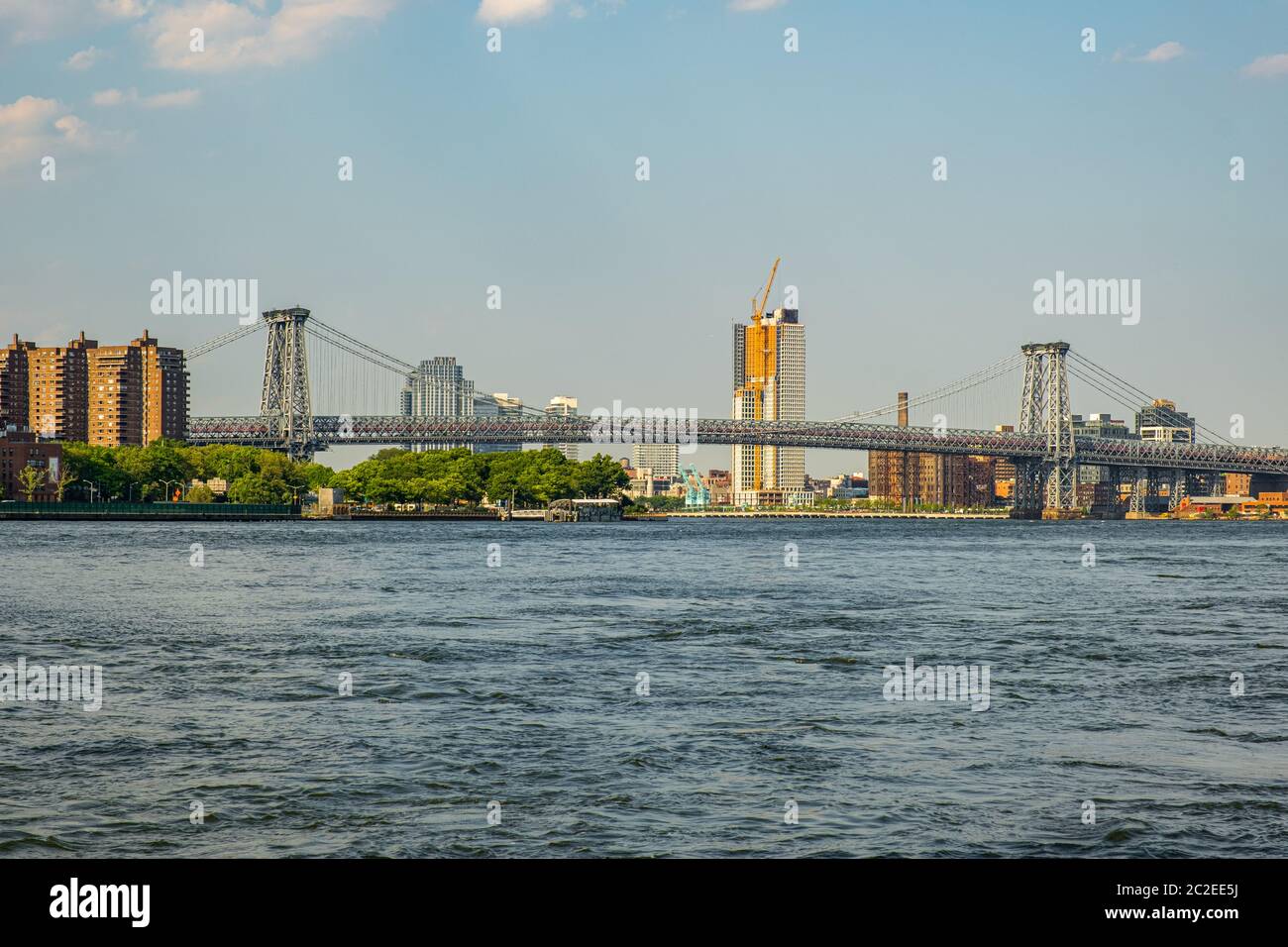 Pont de Manhattan et bâtiments sur le côté est de la rivière vue de Brooklyn Banque D'Images