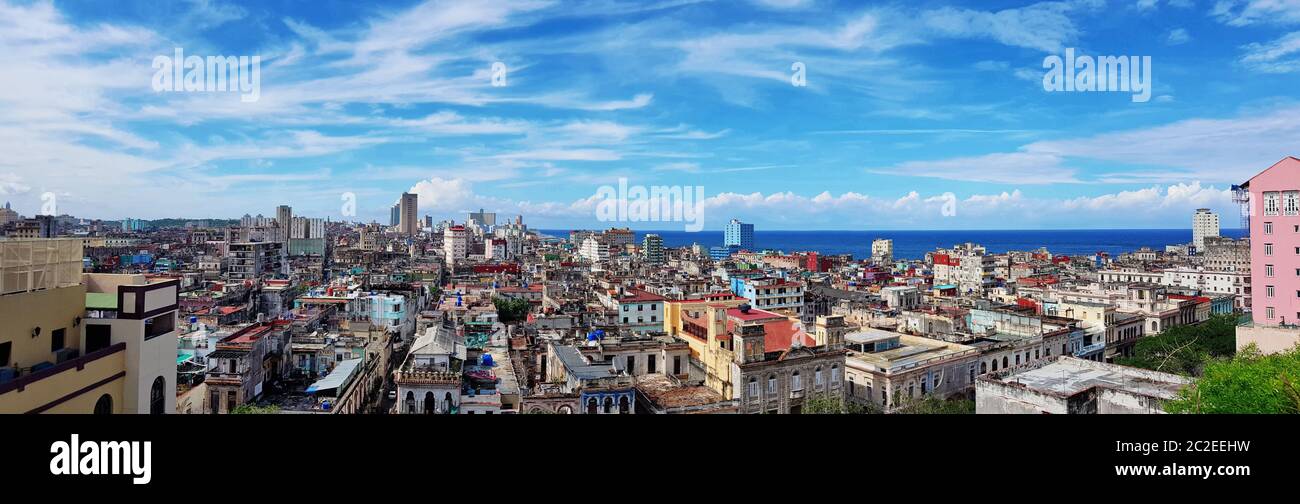 Belle vue panoramique de La Havane, Cuba, avec ciel bleu clair. Banque D'Images