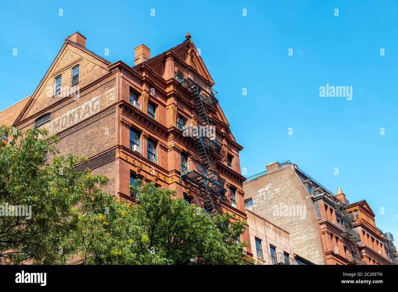 Scène de rue et immeubles d'appartements de Brooklyn Heights en été ensoleillé jour Banque D'Images