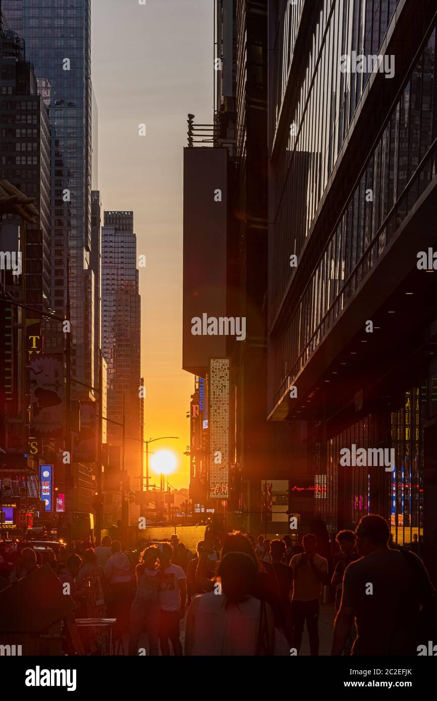 Le plein soleil de Manattatanhenge apparaît dans le centre-ville Times Square Banque D'Images