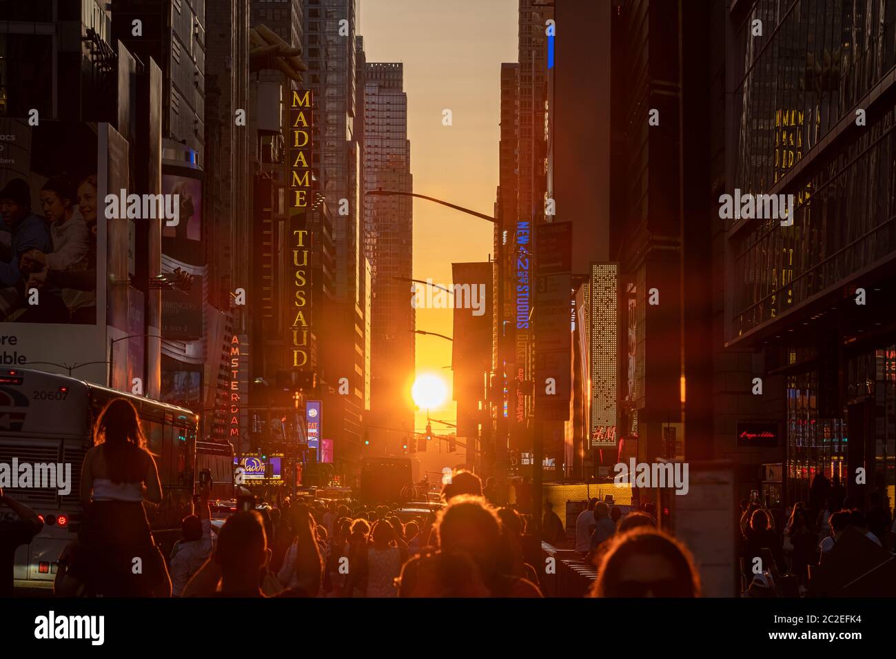 Le plein soleil de Manattatanhenge apparaît dans le centre-ville Times Square Banque D'Images