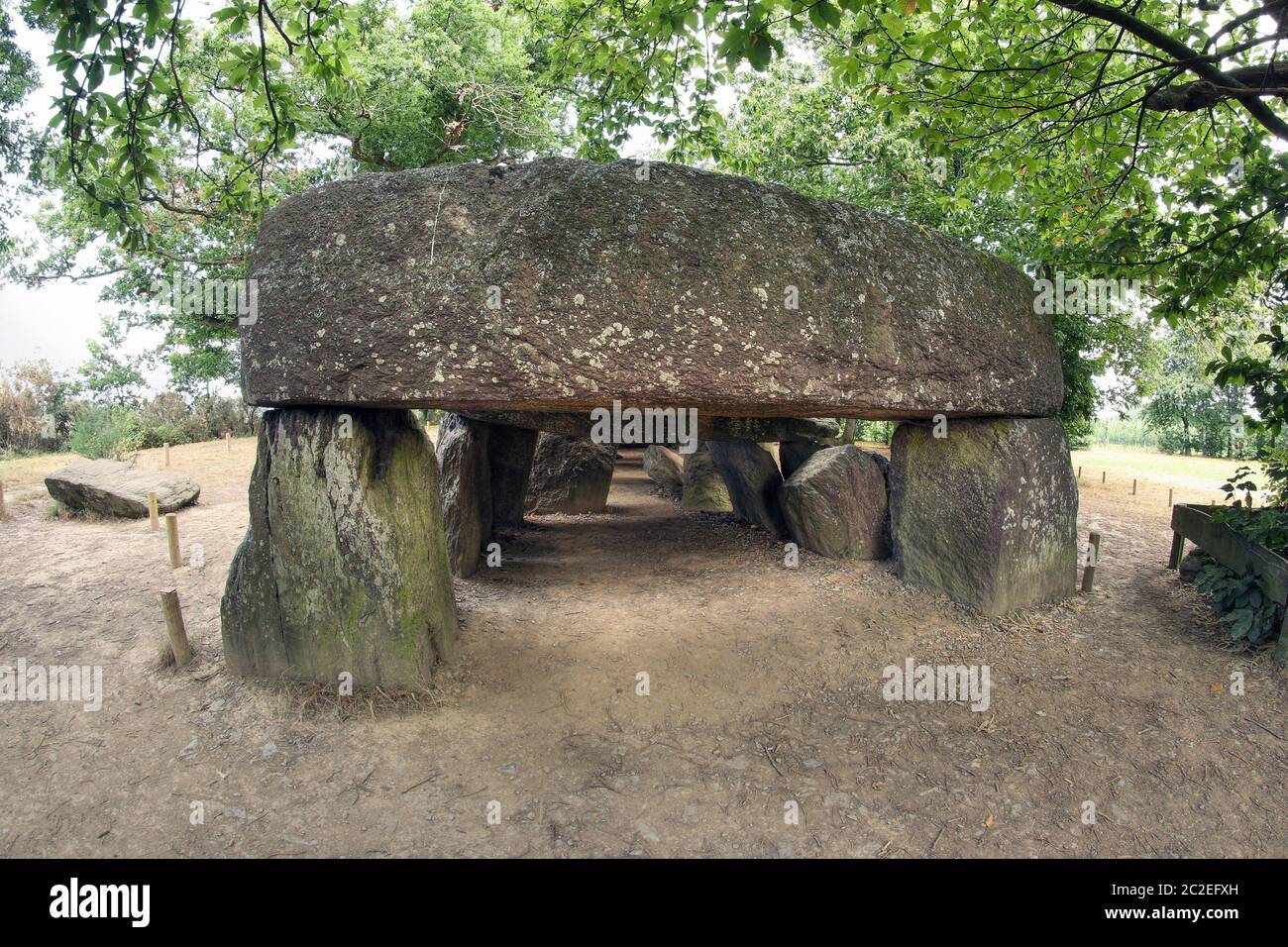 Dolmen de La Roche-aux-Fées ou les fées' Rock est un passage néolithique grave - dolmen - situé sur la commune de Esse, dans le département de l'Ille Banque D'Images