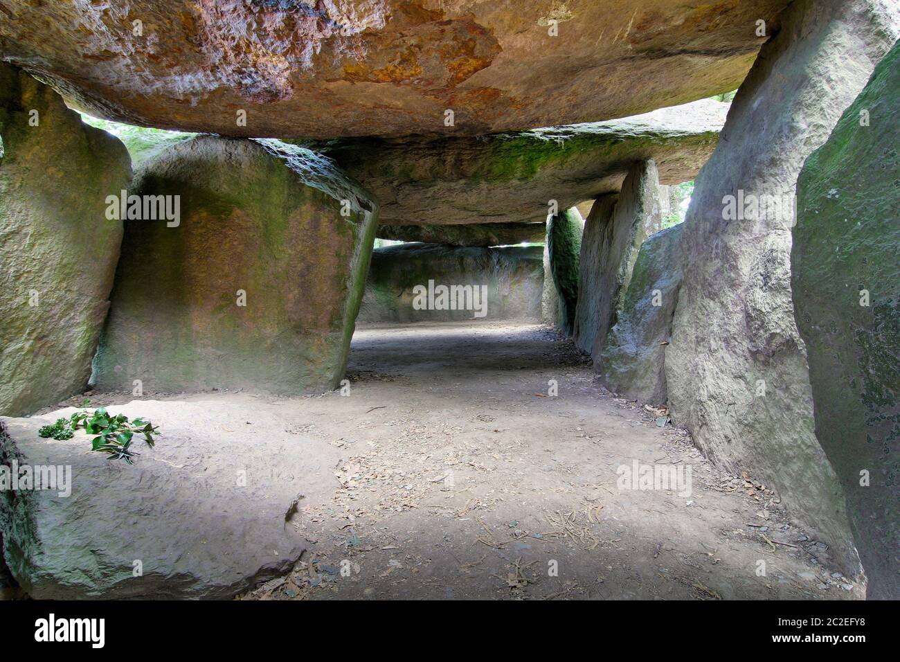 À l'intérieur d'une chambre funéraire préhistorique ou Dolmen de la Roche aux Fées - plus important monument mégalithique de Bretagne Banque D'Images