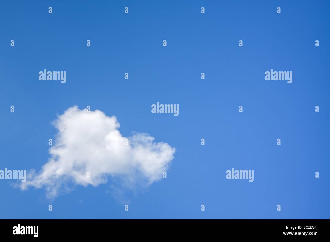 nuage unique sur fond bleu ciel Banque D'Images
