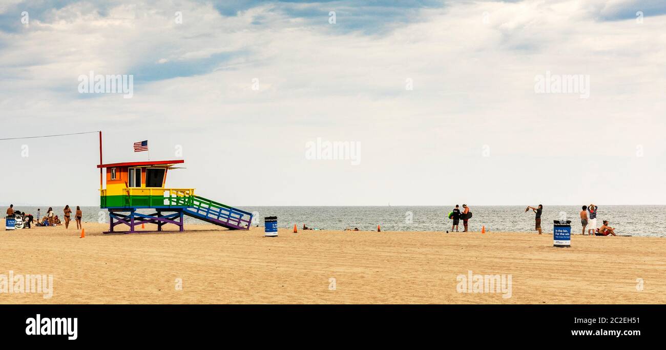 Une tour de maître nageur Venice Beach Pride dans un après-midi venteux d'été. Banque D'Images